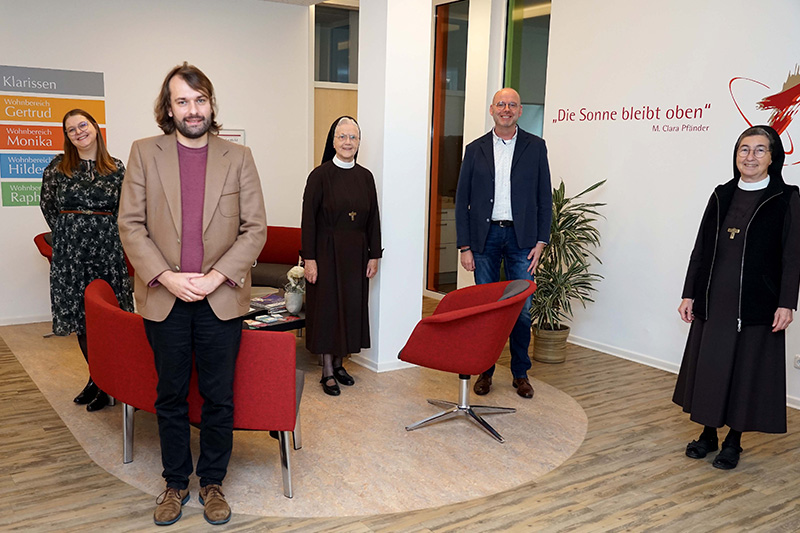 Im Altenheim St. Clara hat ein dreijähriges Forschungsprojekt in Zusammenarbeit mit der Universität Witten/Herdecke begonnen (v.l.): Anika Hagedorn (wissenschaftliche Mitarbeiterin), Dominique Autschbach (wissenschaftlicher Mitarbeiter), Schwester M. Raphaela vom Hofe und Andreas Cramer (Geschäftsführung) sowie Schwester M. Angela Benoit (Provinzoberin). Foto: Michael Bodin / Franziskanerinnen Salzkotten