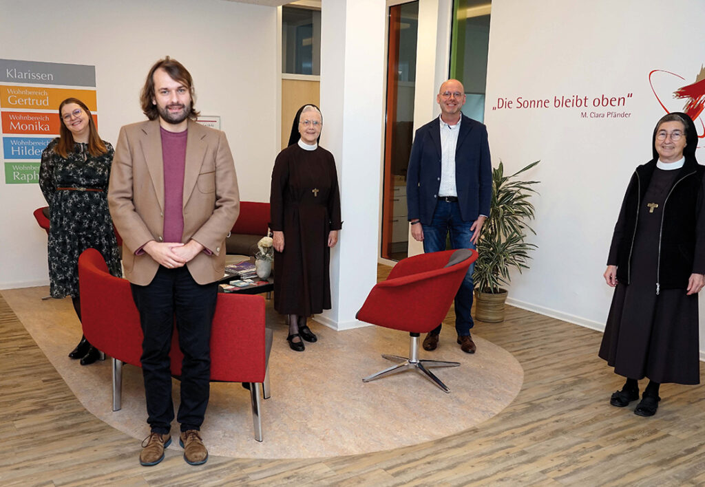 Projektstart im Oktober 2020 (v.l.): Anika Hagedorn (wiss. Mitarbeiterin), Dominique Autschbach (wiss. Mitarbeiter), Schwester M. Raphaela vom Hofe und Andreas Cramer (Geschäftsführung) sowie Schwester M. Angela Benoit (Provinzoberin). Foto: Michael Bodin