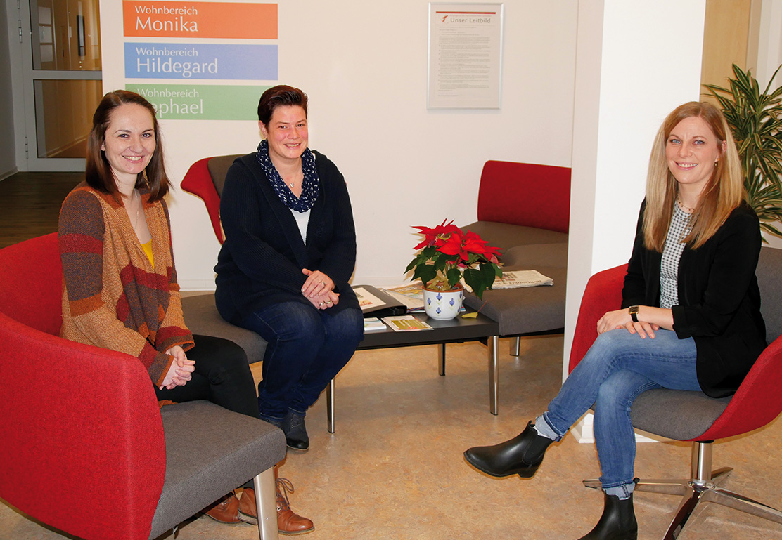 Das Projektteam im Altenheim St. Clara bilden (v.l.) Gesundheitswissenschaftlerin Daria Wibbeke, Pflegefachkraft Nicole Bartelsmeier und Gesundheitswissenschaftlerin Jolien Meilwes. Foto: Rochus Kiko