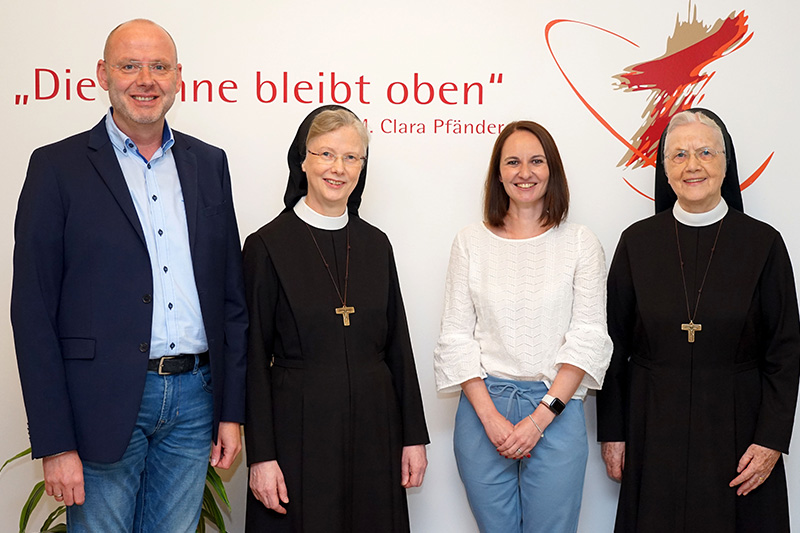 Neue Co-Einrichtungsleiterin im Altenheim St. Clara begrüßt (v.l.): Andreas Cramer (Geschäftsführer), Schwester M. Reinhild Mielemeier, Daria Wibbeke und Schwester M. Raphaela vom Hofe (Geschäftsführerin). Foto: Michael Bodin / fcjm-presse