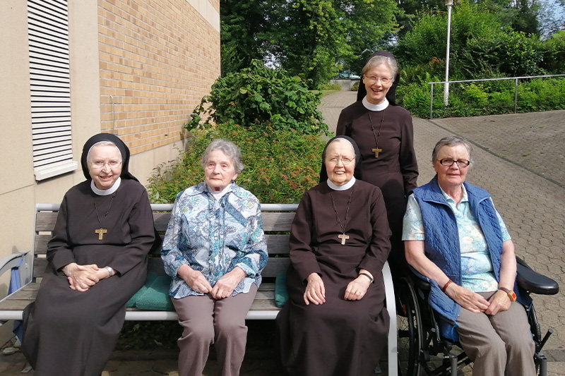 v. l.: Schw. M. Pia, Frau von Karstedt, Schw. M. Raymundis, Frau Berle, Schw. M. Reinhild (aufgenommen von Laura Küstermeier)