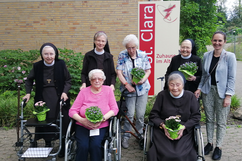 erste Reihe v.l.: Schw. M. Pia, Frau Kirberich, Schw. M. Ruthild zweite Reihe v.l.: Schw. M. Reinhild, Frau Dennemark, Schw. Raymundis, Frau Wibbeke (aufgenommen von Laura Küstermeier)