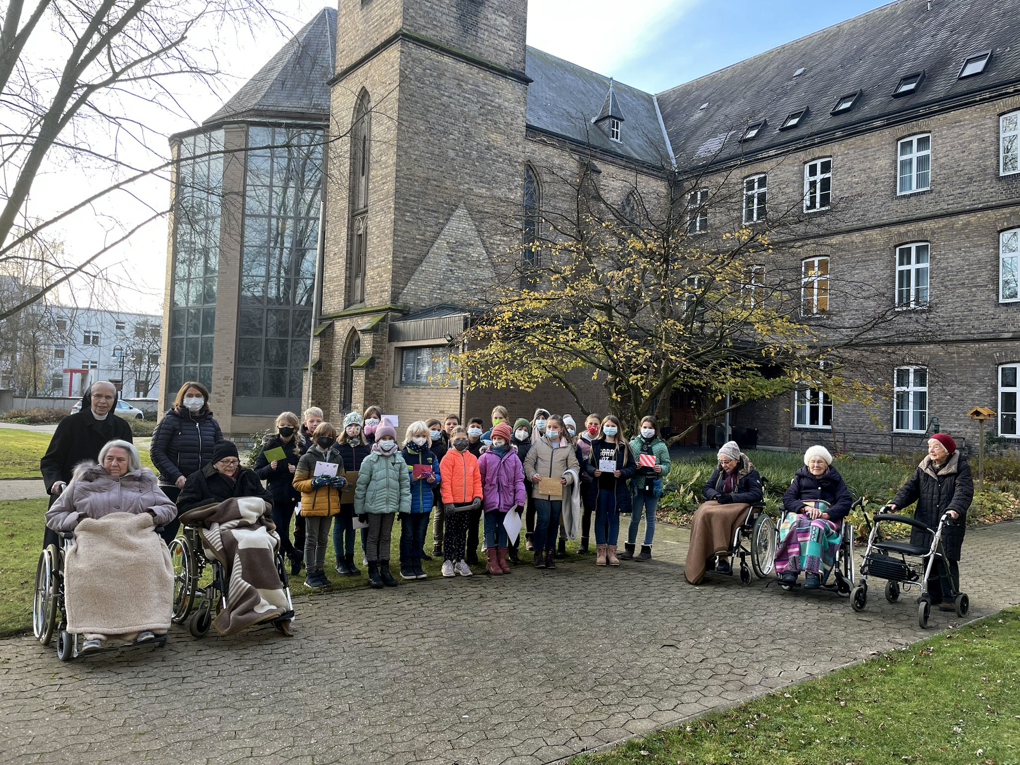 24 Grundschulkinder der Klasse 4e aus der Liboriusschule Salzkotten haben unseren Bewohnerinnen und Bewohnern Adventsgrüße hinterlassen. Foto: Daria Wibbeke