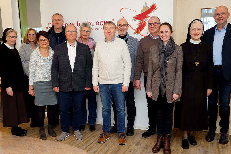 Viele Unterstützerinnen und Unterstützer beteiligen sich an der Finanzierung eines Paralleltandems für die Bewohnerinnen und Bewohner im Altenheim St. Clara in Salzkotten. Im Bild v.l.: Schwester M. Reinhild Mielemeier (Einrichtungsleitung), Karin Brüggemeier (kfd St. Johannes), Claudia Temborius (kfd St. Johannes), Martin Henke (Metallbau Henke), Conrad Möller (Klingenthal-Stiftung), Mechthild Votsmeier (kfd Thüle), Jürgen Zehanciuc (Schuhhaus Zehanciuc), Bernhard Fischer (Gesamtschule Salzkotten), Carsten Christoph (Autohaus Niggemeier), Daria Wibbeke (stellv. Einrichtungsleiterin), Schwester M. Raphaela vom Hofe und Andreas Cramer (beide Geschäftsführung). Foto: Michael Bodin / fcjm-presse