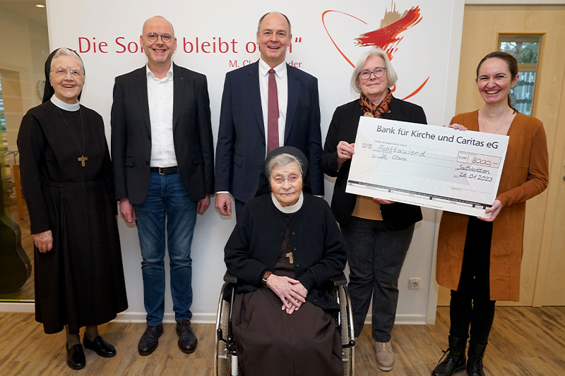 Spendenübergabe im Altenheim St. Clara (v.l.): Schwester M. Raphaela vom Hofe, Andreas Cramer (beide Geschäftsführung des Altenheims St. Clara), Frank d’Alquen (Stiftungsvorsitzender), Veronika Rohde (Stiftungsbeirat) Daria Wibbeke (stellv. Einrichtungsleitung) und Schwester M. Ruthild Menke (vorne, Bewohnerin des Altenheims St. Clara). Foto: Michael Bodin / fcjm-presse