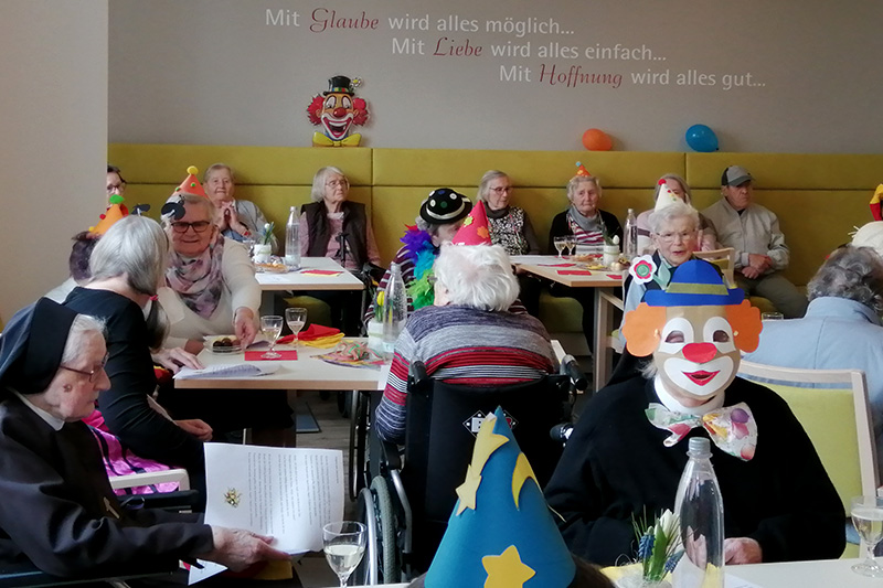 Karnevalsfeier im geschmückten Festsaal im Altenheim St. Clara.