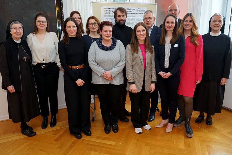 Gemeinsam feierten im Mutterhaus der Franziskanerinnen die Beteiligten aus dem Altenheim St. Clara, der Franziskanerinnen Salzkotten, vom Lehrstuhl für Pflegewissenschaft der Universität Witten/Herdecke und der Stiftung Wohlfahrtspflege NRW den Abschluss des Forschungsprojektes zur Förderung von Gemeinschaft in Altenpflegeeinrichtungen. Foto: fcjm-presse / Michael Bodin