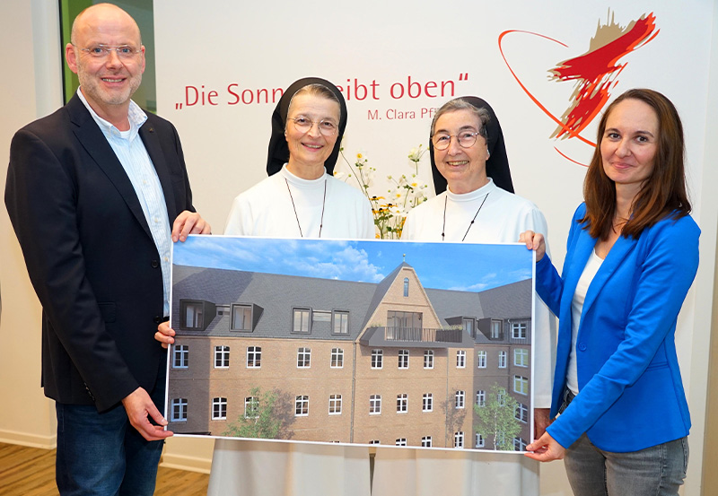 Stellten die geplante Erweiterung des Altenheims St. Clara in Salzkotten vor (v.l.): Geschäftsführer Andreas Cramer, Geschäftsführerin Schwester M. Johanna Harke, Provinzoberin Schwester M. Angela Benoit und Einrichtungsleiterin Daria Wibbeke. Die geplanten Dachgauben und der Außenbalkon sind auf der Visualisierung erkennbar. Foto: Michael Bodin / fcjm-presse