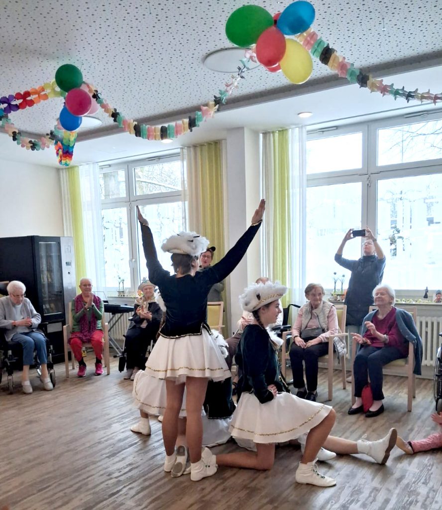 Rosenmontag mit Kindern und Tanzgarde