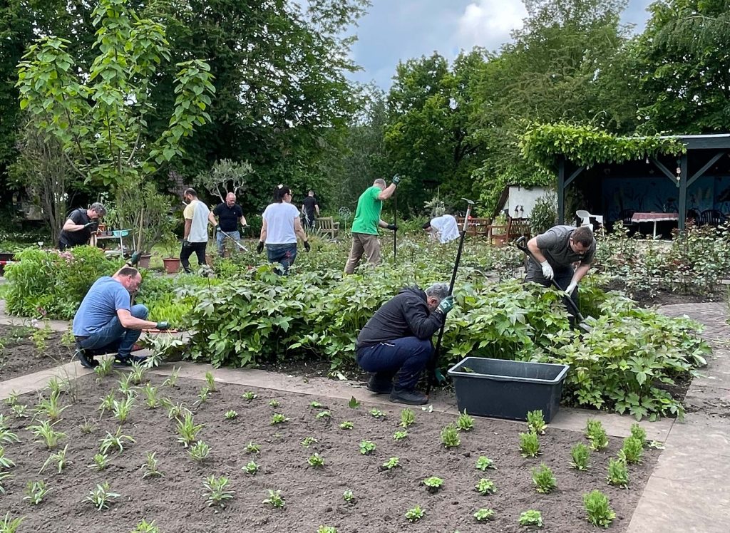 Beim „Day of Caring“ der Firma Gilbarco engagierten sich rund 45 Mitarbeitende im Mutterhausgarten der Franziskanerinnen Salzkotten. Gemeinsam wurden Beete gepflegt, Stauden gepflanzt und Gartenanlagen verschönert. Foto: Franziskanerinnen Salzkotten