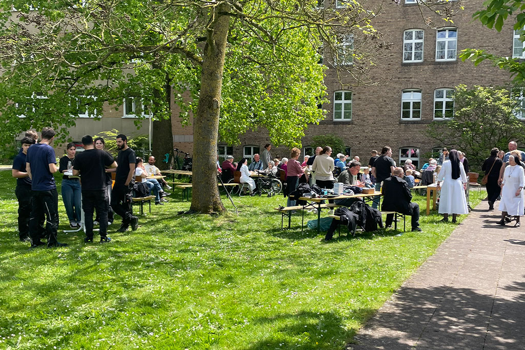 Das anschließende gemeinsame Kaffeetrinken stand ganz im Zeichen der Begegnung. Die Mitarbeitenden hatten hierfür selbstgebackenen Kuchen mitgebracht und luden zu Gesprächen in geselliger Atmosphäre ein. Foto: Franziskanerinnen Salzkotten