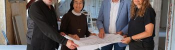Baustellenbegehung in der neuen Dachetage des Altenheims St. Clara (v.l.): Architekt Erich Wellie, Provinzoberin Schwester M. Angela Benoit, Geschäftsführer Andreas Cramer und Architektin Susann Wellie. Foto: Michael Bodin / fcjm-presse