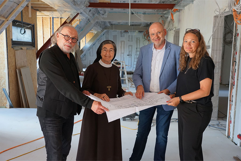 Baustellenbegehung in der neuen Dachetage des Altenheims St. Clara (v.l.): Architekt Erich Wellie, Provinzoberin Schwester M. Angela Benoit, Geschäftsführer Andreas Cramer und Architektin Susann Wellie. Foto: Michael Bodin / fcjm-presse